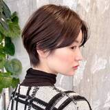 「頭のシルエットをコンパクトに。適度な肌見せでスッキリ若見えが叶う【最旬ショートヘア】」の画像1