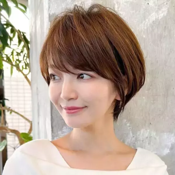 「頭のシルエットをコンパクトに。適度な肌見せでスッキリ若見えが叶う【最旬ショートヘア】」の画像