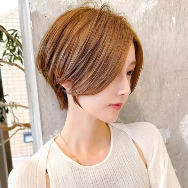 「頭のシルエットをコンパクトに。適度な肌見せでスッキリ若見えが叶う【最旬ショートヘア】」の画像