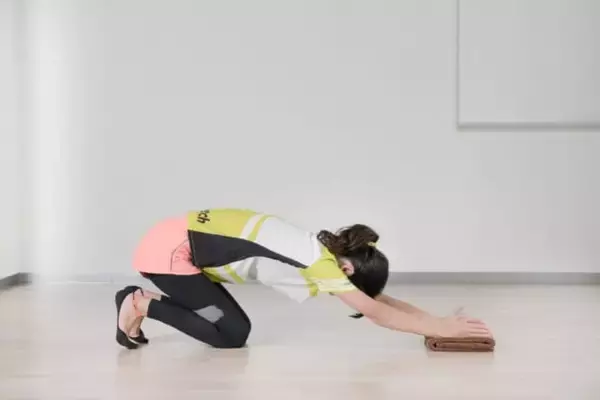 「今の姿勢ケアだと逆効果かも？腰を反らさないでOK【猫背を整える】簡単ストレッチ」の画像