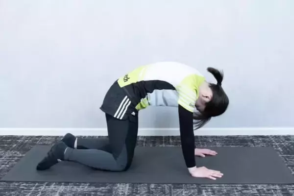 「美姿勢かつ細見えする上半身へ。猫背を改善【背中＆胸椎をゆるめる】簡単ストレッチ」の画像