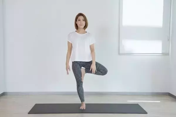 「下半身を引き締めてスラリ美脚へ！１日１分【脚のラインが変わる】簡単ポーズ」の画像