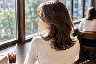 夏服はそのままでも、髪だけ少し秋へ。2026晩夏、大人ヘアで変えたい３つのこと