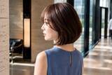 「夏服はそのままでも、髪だけ少し秋へ。2026晩夏、大人ヘアで変えたい３つのこと」の画像2