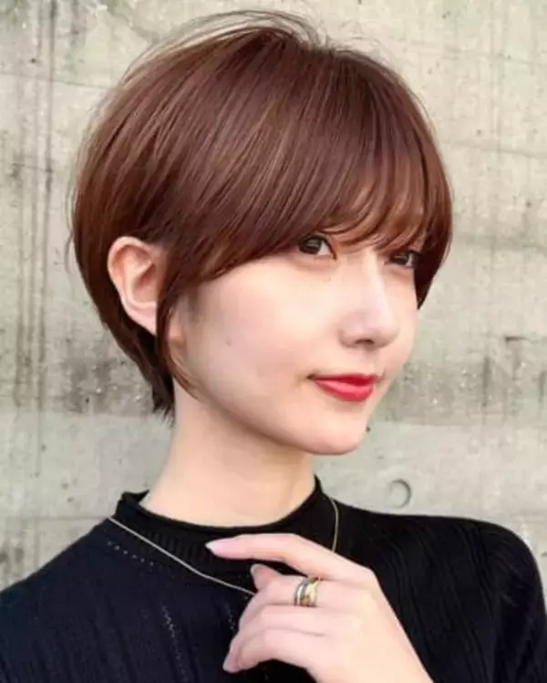 長め前髪とサイドバングが決め手。小顔＆アカ抜けが一気に叶う【大人のショートヘア】