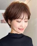 「長め前髪とサイドバングが決め手。小顔＆アカ抜けが一気に叶う【大人のショートヘア】」の画像2