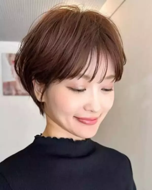 「長め前髪とサイドバングが決め手。小顔＆アカ抜けが一気に叶う【大人のショートヘア】」の画像