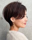 「長め前髪とサイドバングが決め手。小顔＆アカ抜けが一気に叶う【大人のショートヘア】」の画像3