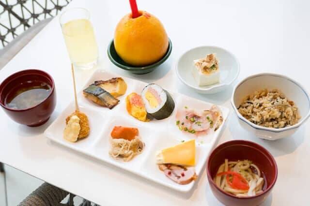 沖縄グルメや宮古島の郷土料理をそろえる朝食ビュッフェ。【宮古島来間リゾート シーウッドホテル】