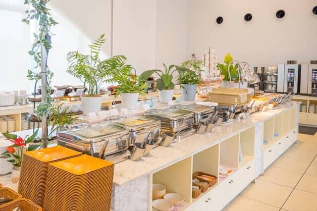 沖縄グルメや宮古島の郷土料理をそろえる朝食ビュッフェ。【宮古島来間リゾート シーウッドホテル】