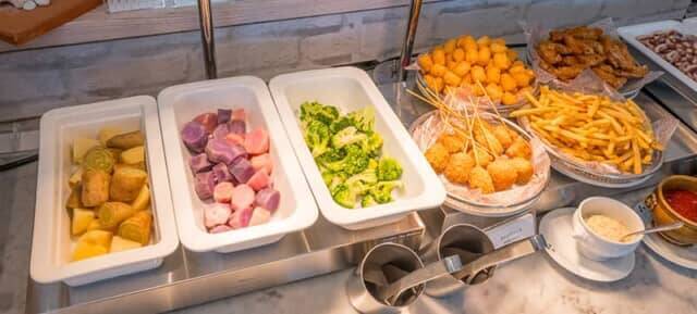 沖縄グルメや宮古島の郷土料理をそろえる朝食ビュッフェ。【宮古島来間リゾート シーウッドホテル】