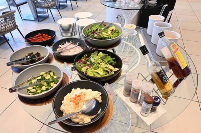 沖縄グルメや宮古島の郷土料理をそろえる朝食ビュッフェ。【宮古島来間リゾート シーウッドホテル】