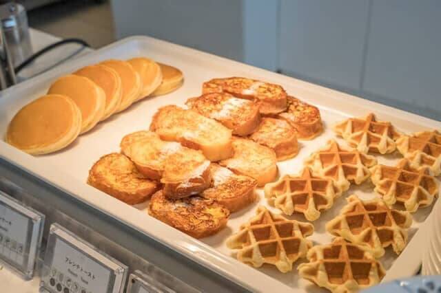 沖縄グルメや宮古島の郷土料理をそろえる朝食ビュッフェ。【宮古島来間リゾート シーウッドホテル】