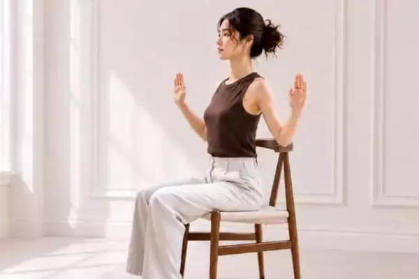 【最近、腕が上がりにくい…】椅子に座って30秒。肩まわりを軽くする簡単エクササイズ