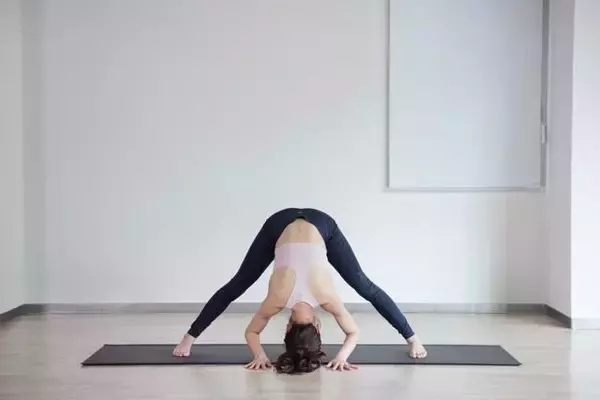 「下半身が重く感じる人へ。１日１セットで巡りを促す【股関節をほぐす】簡単ポーズ」の画像