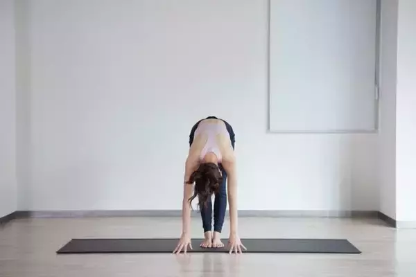 「下半身が重く感じる人へ。１日１セットで巡りを促す【股関節をほぐす】簡単ポーズ」の画像