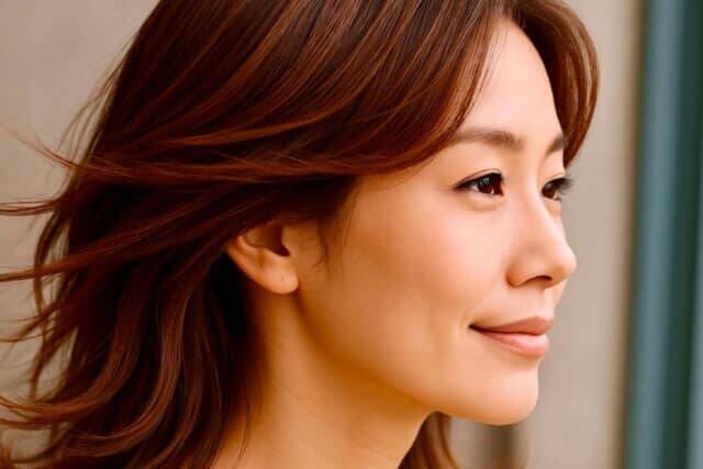 ふわっと動くだけで印象が変わる。“おば見え”を回避する【大人のゆる巻きヘアアレンジ】