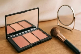 くすみ・顔色の悪さ・ぼんやり感を一瞬でカバー！この冬取り入れたい“大人の血色感チーク”最新テク