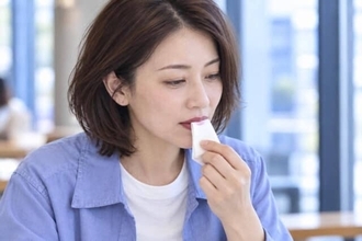 秋色リップが歯につく？塗った後は「唇の内側」を軽く押さえて