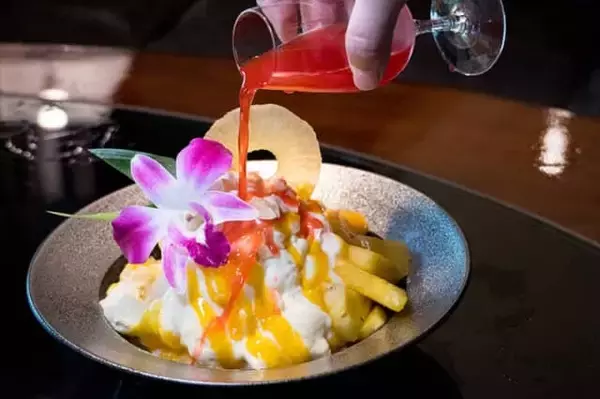 「カクテルのピニャコラーダをイメージ。一流ホテルのバーテンダーが作る「かき氷」【新宿・京王プラザホテル】」の画像