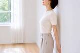 「老け見えの原因は“首”かも…。40代・50代が見直したいネックケア習慣」の画像1