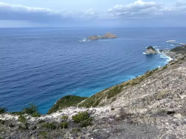 まるで南国リゾート。青い海と白い岩の絶景を味わう【東京・新島】の旅