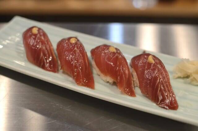 まるで南国リゾート。青い海と白い岩の絶景を味わう【東京・新島】の旅