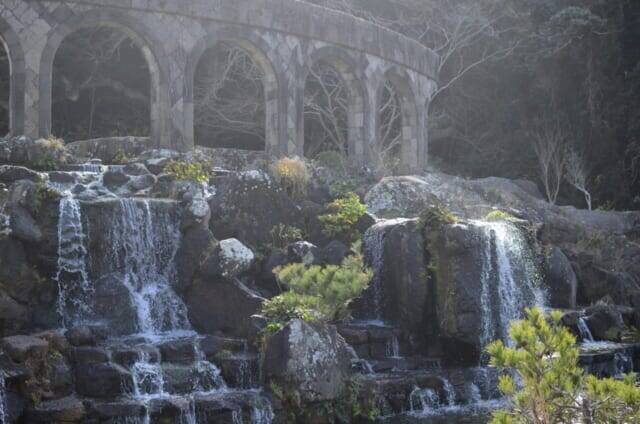 まるで南国リゾート。青い海と白い岩の絶景を味わう【東京・新島】の旅