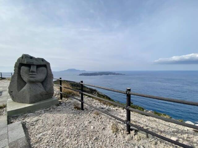 まるで南国リゾート。青い海と白い岩の絶景を味わう【東京・新島】の旅