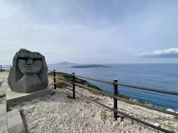 「まるで南国リゾート。青い海と白い岩の絶景を味わう【東京・新島】の旅」の画像