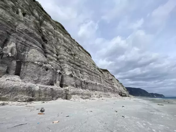 「まるで南国リゾート。青い海と白い岩の絶景を味わう【東京・新島】の旅」の画像