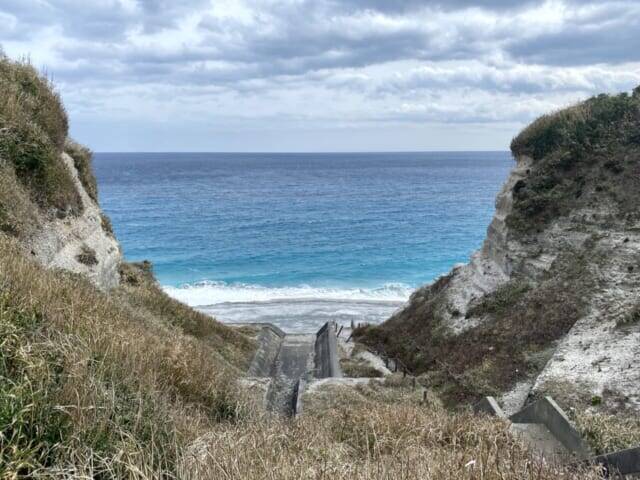 まるで南国リゾート。青い海と白い岩の絶景を味わう【東京・新島】の旅
