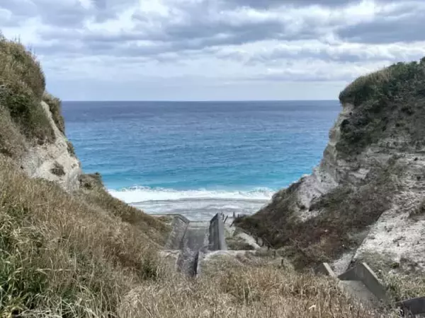 「まるで南国リゾート。青い海と白い岩の絶景を味わう【東京・新島】の旅」の画像