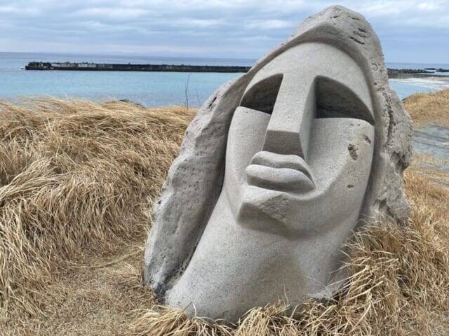 まるで南国リゾート。青い海と白い岩の絶景を味わう【東京・新島】の旅