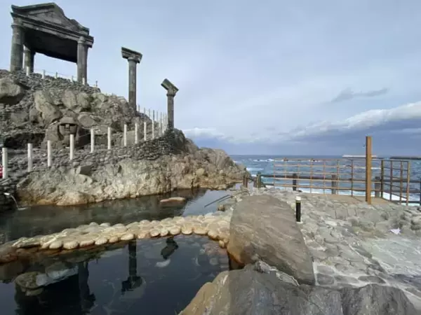 「まるで南国リゾート。青い海と白い岩の絶景を味わう【東京・新島】の旅」の画像