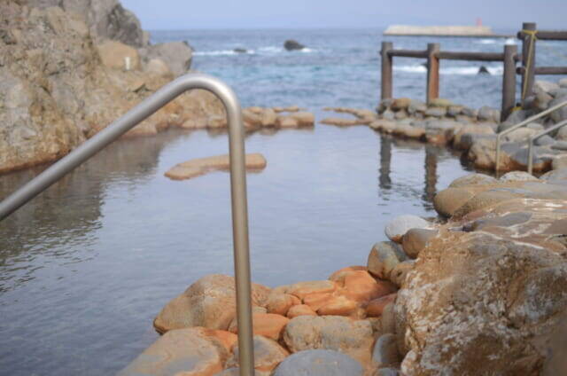 まるで南国リゾート。青い海と白い岩の絶景を味わう【東京・新島】の旅