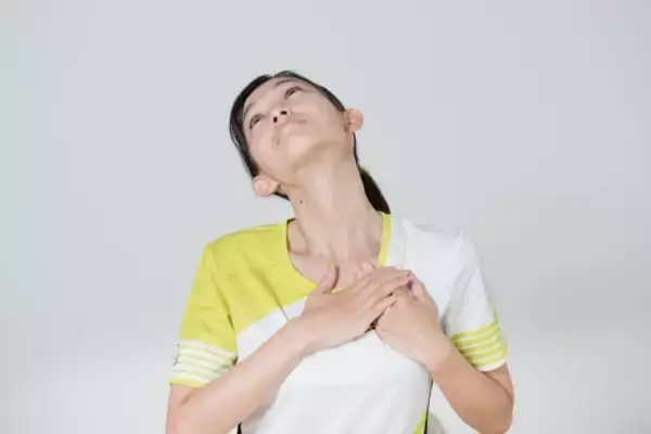 「小顔感＆見た目印象が引き上がる。顔と首の“もたつき対策”に効く簡単ストレッチ習慣」の画像