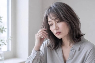 白髪ぼかしにしたら疲れて見える？40代・50代の“くすみヘアカラー”問題