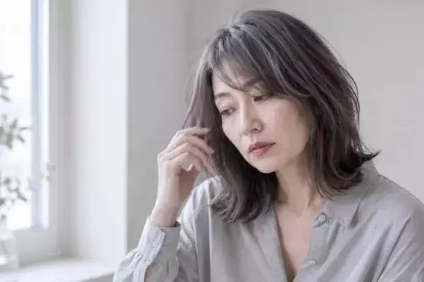 白髪ぼかしにしたら疲れて見える？40代・50代の“くすみヘアカラー”問題