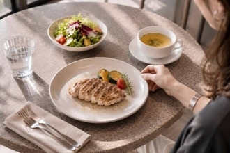 ダイエット中、外食は我慢するべき？40代以降が知っておきたい“外食メニューの選び方”