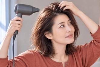 分け目がぺたんと見える朝、毛先から直してない？ふんわり感は「根元を先に乾かす」