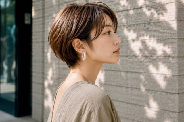 ショートヘアは「耳まわり」で垢抜ける。2026夏、大人が意識したい３つのこと