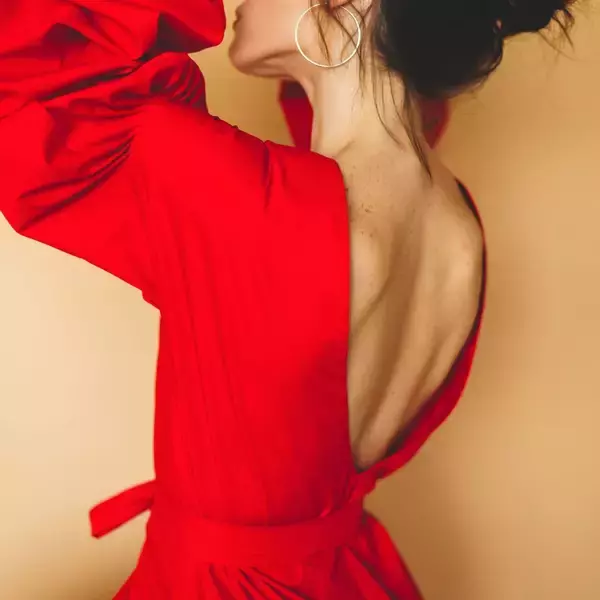 背中の贅肉問題を解消へ。１日１分【細見えする美しい後ろ姿に導く】簡単習慣