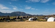 全棟が富士山ビュー＆絶景サウナも魅力。【グランピングB＆V 富⼠⼭河⼝湖】は驚くほど広いドッグランも