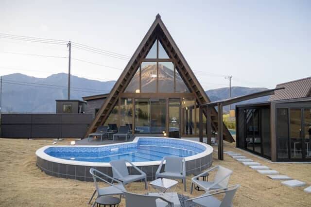 全棟が富士山ビュー＆絶景サウナも魅力。【グランピングB＆V 富⼠⼭河⼝湖】は驚くほど広いドッグランも