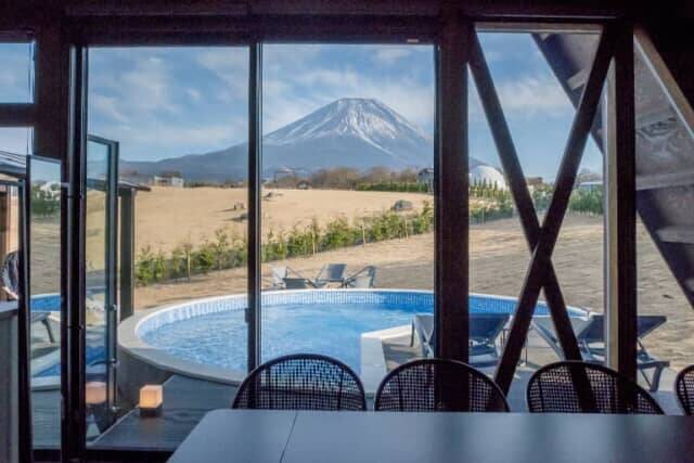 全棟が富士山ビュー＆絶景サウナも魅力。【グランピングB＆V 富⼠⼭河⼝湖】は驚くほど広いドッグランも