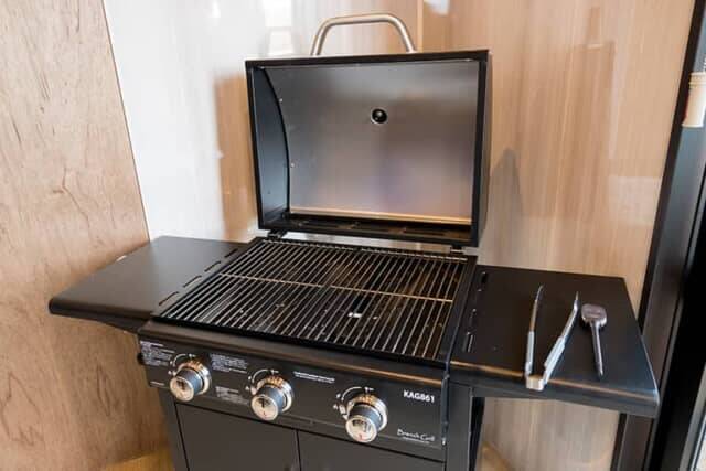 全棟が富士山ビュー＆絶景サウナも魅力。【グランピングB＆V 富⼠⼭河⼝湖】は驚くほど広いドッグランも