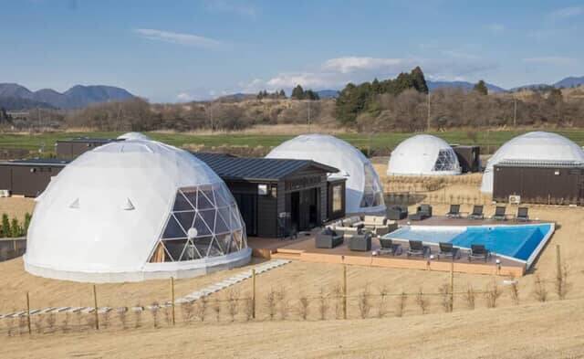 全棟が富士山ビュー＆絶景サウナも魅力。【グランピングB＆V 富⼠⼭河⼝湖】は驚くほど広いドッグランも