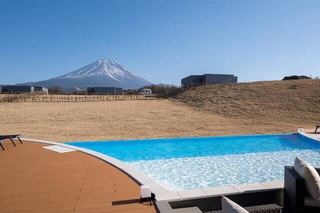 全棟が富士山ビュー＆絶景サウナも魅力。【グランピングB＆V 富⼠⼭河⼝湖】は驚くほど広いドッグランも