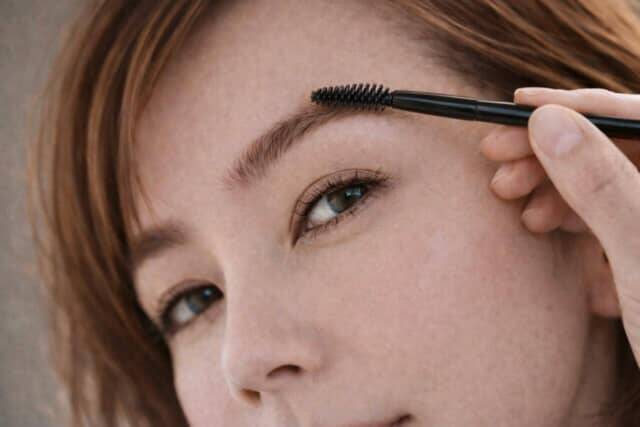 【40代・50代】今っぽくて若々しい人は“眉を描きすぎない”。2026春・眉メイクの正解